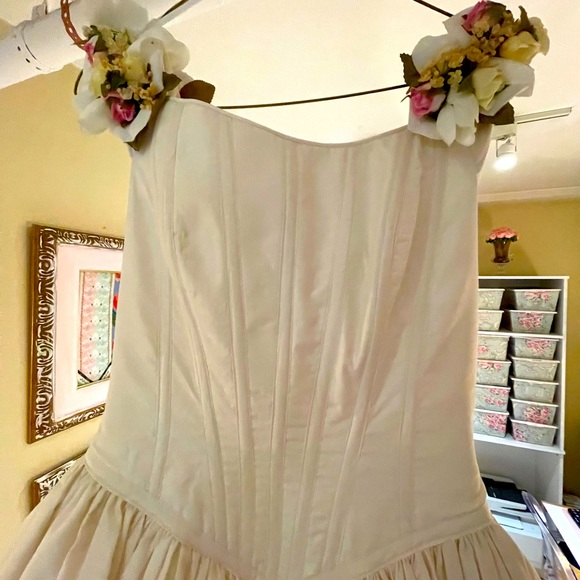 Wedding dress - Picture 8 of 16